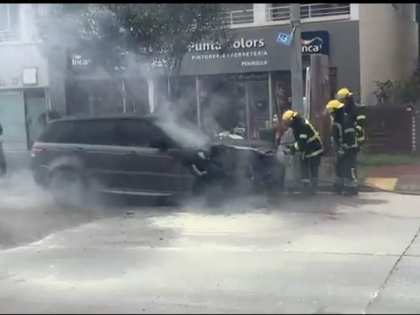 VIDEO|Una camioneta tomó fuego en Punta del Este