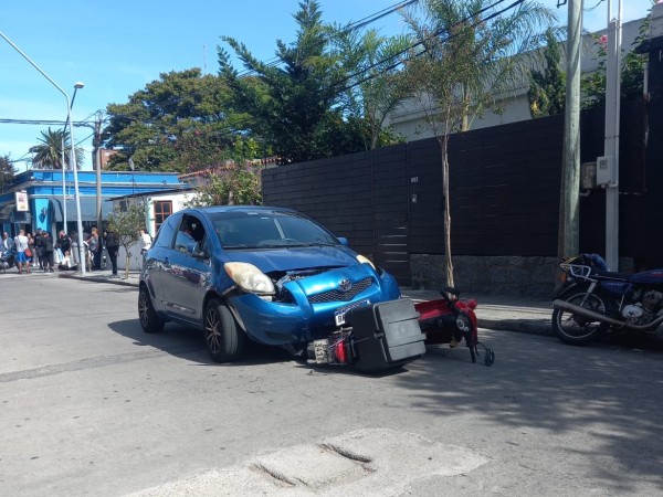 Siniestro de tránsito entre una moto y un automóvil en el centro de Maldonado