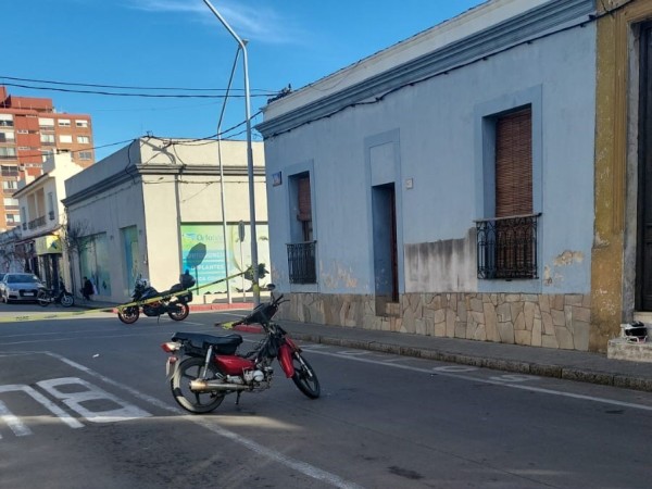 Una mujer resultó lesionada tras ser embestida por una moto