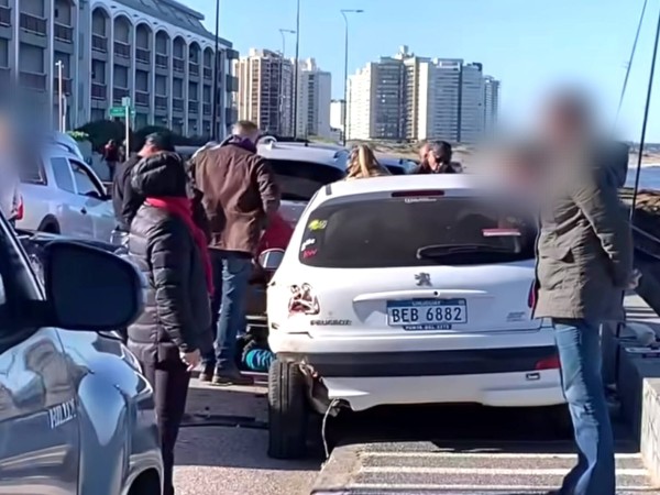 Un auto embistió a dos personas que estaban pescando
