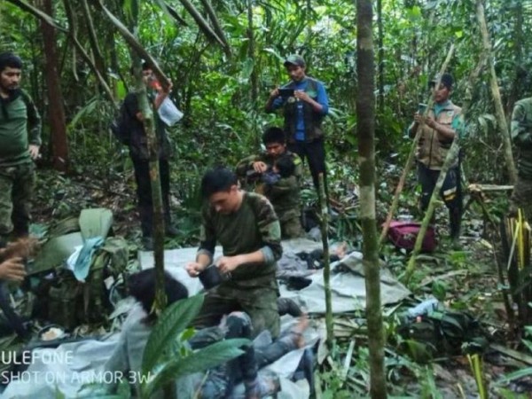 Encuentran con vida a los cuatro niños desaparecidos tras accidente de avioneta en la selva de Colombia