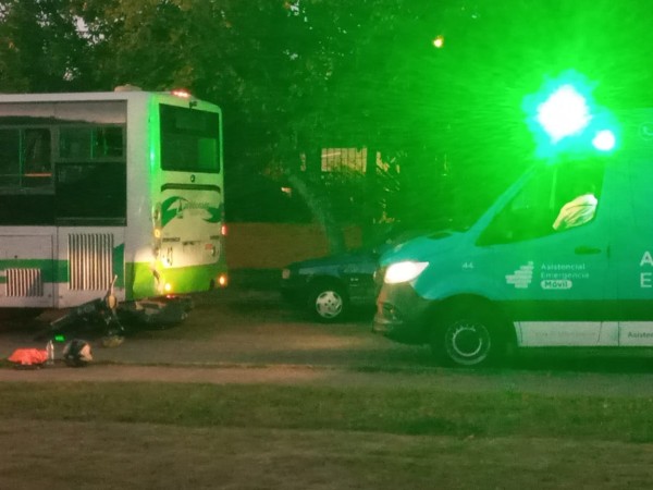 Motociclista colisionó con un ómnibus y fue trasladada a un centro asistencial