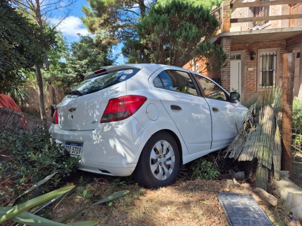 Un auto impactó contra una vivienda luego de chocar con otro automóvil