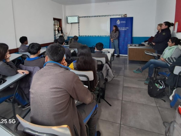 Policías se reúnen con estudiantes para prevenir delitos; todos conocen a alguien que ha sufrido un intento de estafa