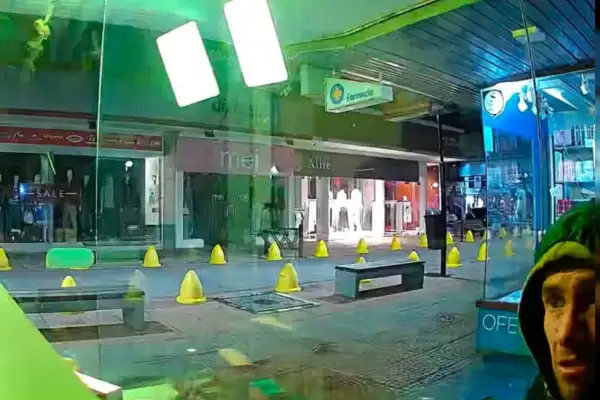 Robaron un comercio en la semipeatonal Sarandí y los daños son mayores que lo hurtado