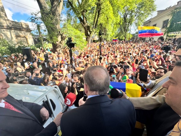 Edmundo González llegó a Uruguay para reunirse con Lacalle Pou y fue recibido por cientos de venezolanos