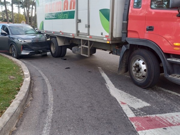 Siniestro de tránsito entre un camión y un automóvil en rotonda de Novillo Alegre