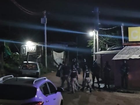 Una persona se debate entre la vida y la muerte tras una reyerta donde se incendiaron dos casas en barrio Kennedy
