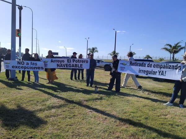 Exigen retiro de empalizada irregular y defienden carácter público del arroyo El Potrero