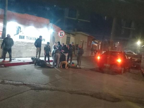 Una moto colisionó contra un auto en el centro de Maldonado