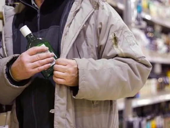 Detuvieron a un hombre que intentó robar bebidas alcohólicas en comercio de Maldonado