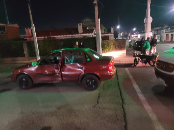 Una mujer tuvo que ser rescatada con heridas de un auto que colisionó con una moto