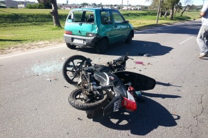 Por observar un auto volcado en la ruta chocó con su moto a otro vehículo y resultó herida.