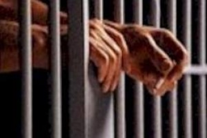 Lo vio salir de su casa con lo que le robaba, avisó y le detuvieron