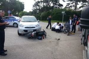 Dos motonetistas heridos, uno de ellos con amputación de un pie