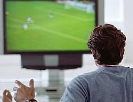 Balearon a un hombre mientras miraba fútbol en su casa