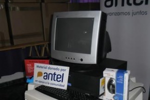 Adultos mayores recibieron computadoras recicladas de Antel
