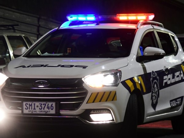 Apareció testigo con registro de chapa de auto que embistió una moto y dejó tiradas a dos personas heridas
