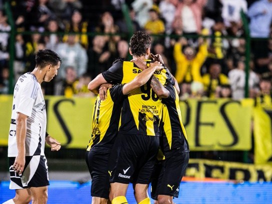 En confuso final ya que se debería definir por penales,  Peñarol y Colo Colo igualaron 1 a 1
