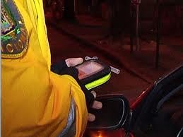 Manejaba borracho a contramano y chocó con auto estacionado