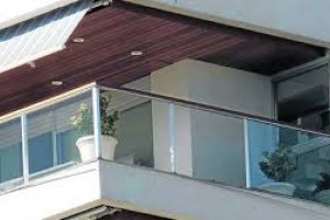 Niño que cayó de edificio de Punta del Este será evaluado este lunes