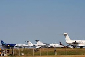 Ministro Pintado reiteró iniciativa de crear una escuela de pilotos en Laguna del Sauce