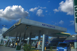Empleadas de Petrobras ocuparon estación y se enfrentan a compañeras