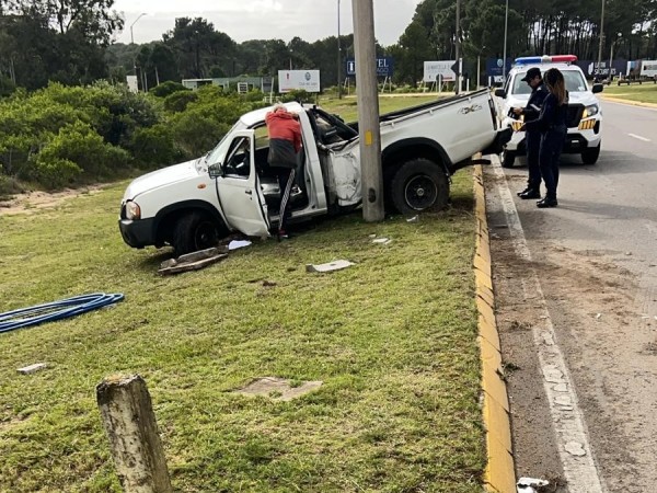 Conductor resultó lesionado tras despistar su camioneta y chocar con una columna