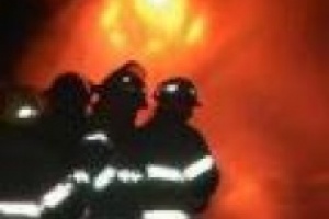 Bomberos y policías manejan la hipótesis de un incendio premeditado