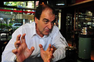 De los Santos: dos candidatos, la derecha sin programa y el no a la baja
