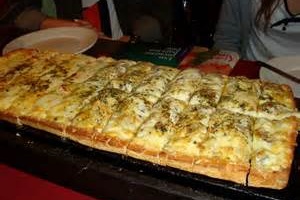 Rapiñaron cuatro metros de pizza y dinero a repartidor