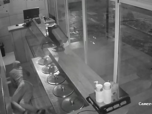 Logró que la alarma no lo detecte, pero llegaron los empleados y lo descubrieron