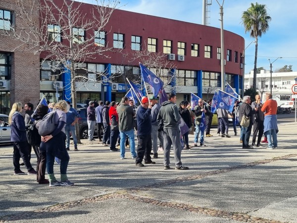Adeom fue notificado y no se le permitió instalar una carpa en la explanada de la Intendencia