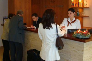 CURE dicta Portugués para trabajadores de hoteles
