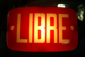 Denuncian a taxista de Punta del Este por cobro abusivo
