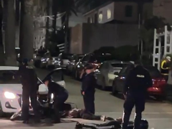 Un motociclista que circulaba sin luces y a gran velocidad atropelló a un policía para darse a la fuga