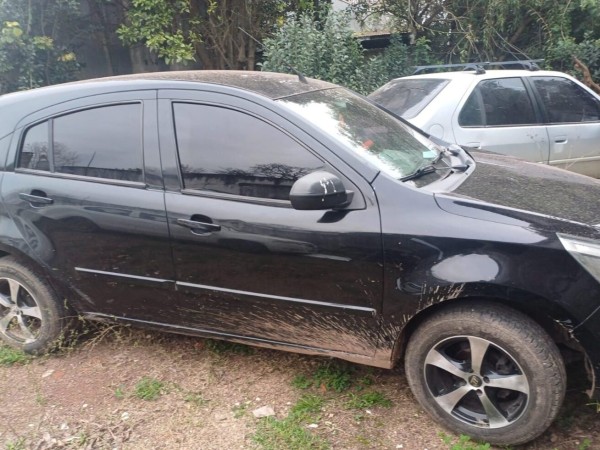 Fue condenada la pareja que compraba autos y pagaba con dólares falsos