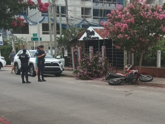 Un auto embistió a una moto, que terminó derribando un árbol