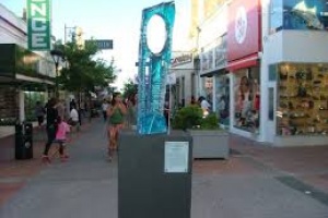 "Paseando" en topless por la peatonal Sarandí