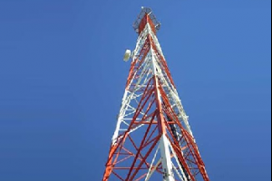 Elinger propone reglamentar instalación de antenas de telefonía
