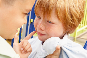 Expertos dictan charla para enseñar a detectar casos de acoso entre escolares