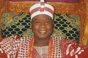 Hernández recibe a rey nigeriano