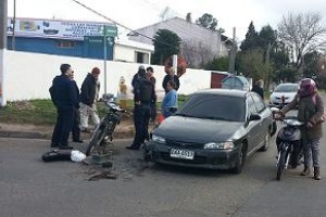 En moto, a contramano y sobre la vereda, mujer embarazada y su pareja embistieron a un auto