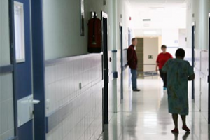 Comienza conflicto sindical por cese de 25 contratos en hospital Rivero
