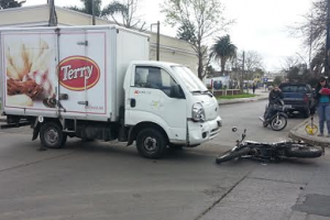 Motonetista embestido por un camión