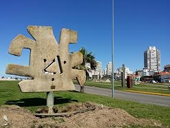 Escultura desata polémica en Punta del Este