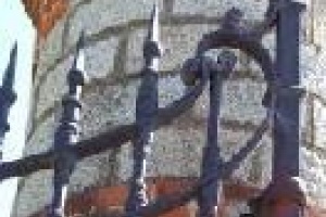 Colocan portón principal del Castillo de Piria