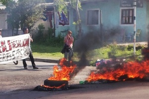 Vecinos quemaron cubiertas por desalojo en Cerro Pelado