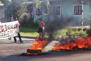 Vecinos quemaron cubiertas por desalojo en Cerro Pelado
