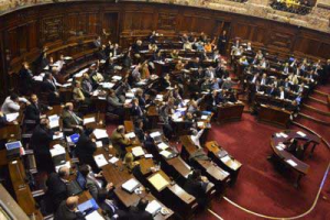 De los Santos y Huelmo cabeza a cabeza por la banca
